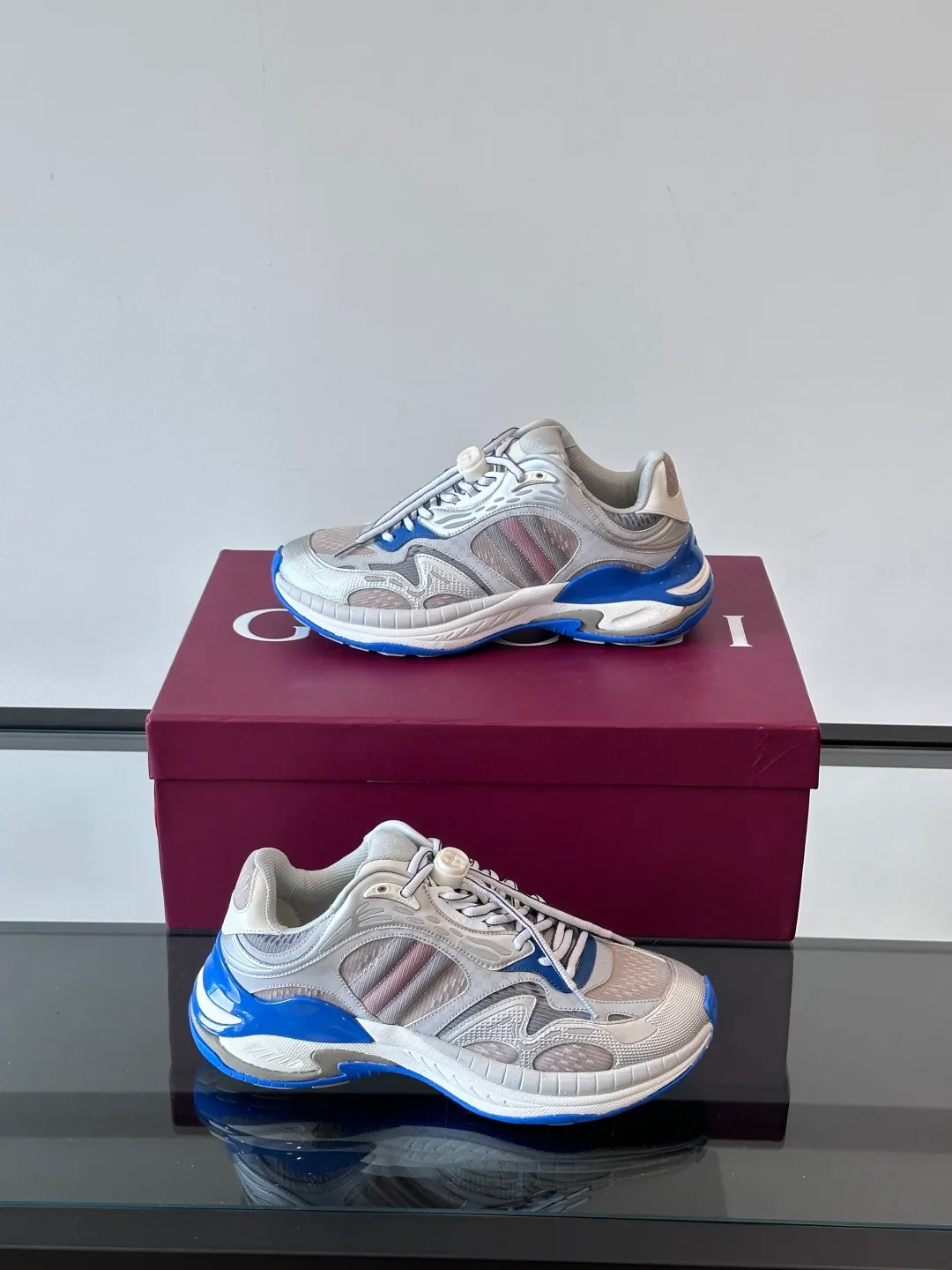 [G Home] Top P: 1020💰 Men’s size will be released first Size: 39-45 (45 customized) Gucci Gucci, couple model, women’s model will be released later, new 2.0 futuristic sports shoes‼ ️A pair of subversive sneakers is here. Gucci 2.0, a full series of 4 colors with key investment, smart silhouette: slightly curved forefoot design, you can clearly feel the propulsion when commuting and trotting, and it can enhance the sense of line extension when paired with wide-leg pants or cycling pants. EVA thick soles not only have a comfortable height-increasing effect, but also reduce weight (it actually lasts 3 hours of shopping without tiring your feet!) Highlight moments for lazy people: 2. Just choose it for airport wear! You can take them off in seconds after passing the security check (you can put them on as soon as you lift the heel strap), because the shoes come with a sliding buckle, so no need! ! Tie your shoes. Really achieve the sense of relaxation that goes with you.